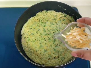 18、生菜乳酪芝麻煎饼,均匀撒上乳酪丝