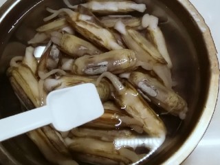 2、葱姜烹蛏子,蛏子清洗一遍 泡在清水里  放入2克盐 吐沙1个小时