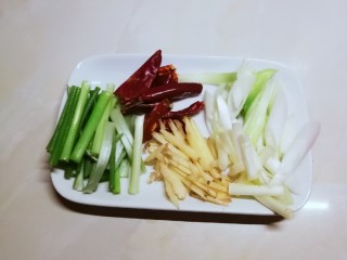 3、葱姜烹蛏子,姜切丝 葱切寸段  干辣椒准备好
