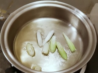 4、葱姜烹蛏子,炒锅放入花生油  油热放入葱白小火慢炸