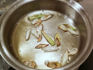 5、葱姜烹蛏子,炸至葱白焦黄 葱油就做好了