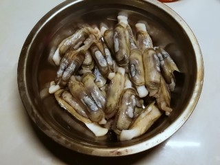6、葱姜烹蛏子,蛏子吐沙后  再次清洗干净