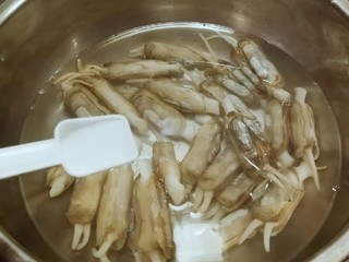 8、葱姜烹蛏子,加入2克盐 等蛏子外壳打开  关火