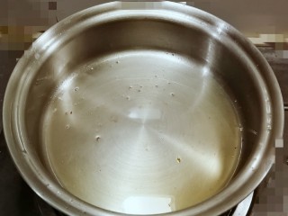 11、葱姜烹蛏子,再次开火  炒锅加入葱油