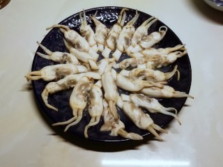 10、葱姜烹蛏子,去掉外壳  取出蛏子肉备用