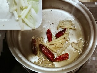 13、葱姜烹蛏子,放入葱白