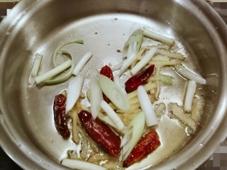 14、葱姜烹蛏子,炒出香味