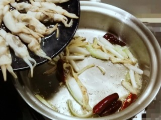 15、葱姜烹蛏子,放入蛏子肉