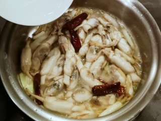 16、葱姜烹蛏子,烹入白酒