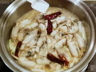 17、葱姜烹蛏子,加入盐和糖