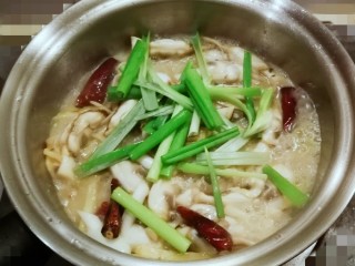 18、葱姜烹蛏子,放入葱绿部分 快速翻炒 关火