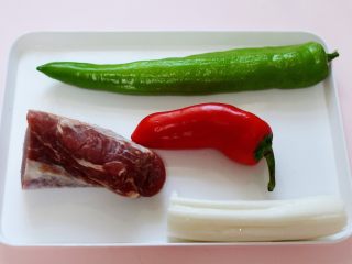 1、超爽的麻辣孜然烤肉串,准备好所有的食材。