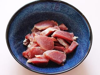 3、超爽的麻辣孜然烤肉串,把切好的里脊肉放到一个大一点的碗里。