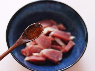 4、超爽的麻辣孜然烤肉串,先在碗里面加入料酒去腥味。