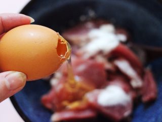 7、超爽的麻辣孜然烤肉串,再在碗里面打入鸡蛋清，这样烤出来的肉质鲜嫩多汁。