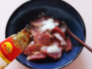 8、超爽的麻辣孜然烤肉串,最后加入蚝油增加口感。