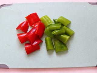 11、超爽的麻辣孜然烤肉串,这个时候把青红椒洗净后，用刀切成块状。