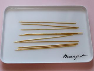 12、超爽的麻辣孜然烤肉串,把串肉的竹签子提前用清水浸泡一会儿。