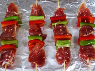 15、超爽的麻辣孜然烤肉串,把刷好油的肉串放到烤盘里，烤盘底下垫上锡纸。