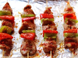 19、超爽的麻辣孜然烤肉串,再撒上孜然粉粒和辣椒面，喜欢吃辣的可以多撒一些，如果是给孩子吃，还是不要放辣椒面了哟。