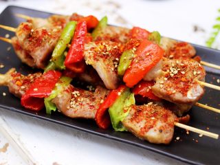 21、超爽的麻辣孜然烤肉串,哇咔咔，香味扑鼻又嫩滑的麻辣孜然肉串就烤好了，撒上适量的白芝麻即可开始享用咯。