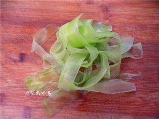 3、凉拌爽脆双色卷,莴笋去皮也刨成片
