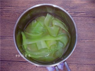 5、凉拌爽脆双色卷,莴笋片同样焯一下水，捞起沥干