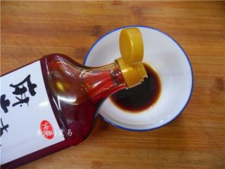 6、凉拌爽脆双色卷,调酱汁：碗里倒入酱油、辣椒油