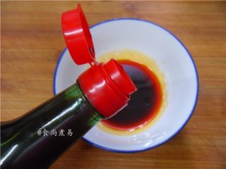 7、凉拌爽脆双色卷,倒入香醋，香油