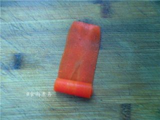 9、凉拌爽脆双色卷,胡萝卜片和莴笋片如图卷起