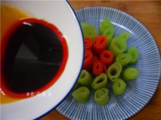 11、凉拌爽脆双色卷,淋上调好的酱汁