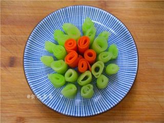10、凉拌爽脆双色卷,整齐码在碗里