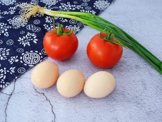 1、番茄炒鸡蛋,准备好材料