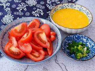 2、番茄炒鸡蛋,番茄洗净切成小块，鸡蛋打散备用，葱切葱花