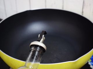3、番茄炒鸡蛋,锅中倒入适量的食用油烧热