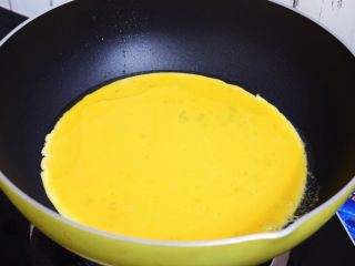 4、番茄炒鸡蛋,倒入鸡蛋液