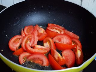 6、番茄炒鸡蛋,原锅倒入适量的食用油烧热，放入番茄