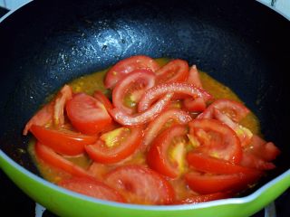 7、番茄炒鸡蛋,翻炒至出汁