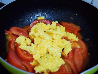8、番茄炒鸡蛋,加入鸡蛋