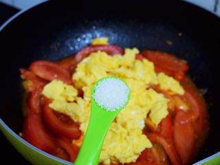 9、番茄炒鸡蛋,加入糖，翻炒均匀