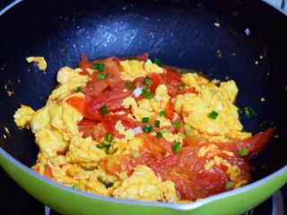 11、番茄炒鸡蛋,出锅前撒上葱花即可