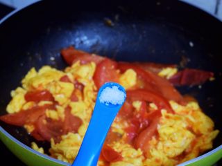 10、番茄炒鸡蛋,加入盐调味