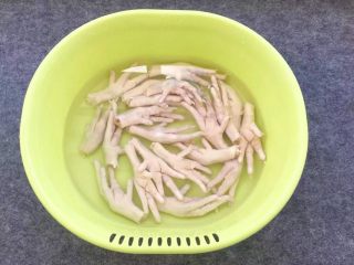 1、柠檬舂鸡脚,鸡脚一斤，买回来后放入水中泡一个小时，中间换几次水，这样泡好的鸡爪做出来颜色更完美。