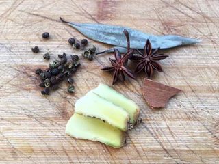 2、柠檬舂鸡脚,准备花椒3克、八角2个、桂皮1块、香叶2片，姜切成片。