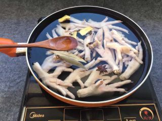 6、柠檬舂鸡脚,添加1勺料酒。