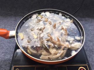 7、柠檬舂鸡脚,所有佐料添加完后调大火煮开转小火，煮12分钟关火，时间不要太长，鸡脚煮破皮就不好看啦。但是要确保鸡脚煮熟透了。