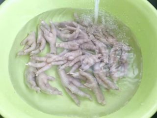 8、柠檬舂鸡脚,煮熟的鸡脚放凉水中冲泡几次，去掉多余油脂。