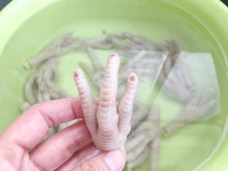 9、柠檬舂鸡脚,修剪一下鸡爪爪的指甲。