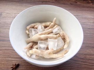 10、柠檬舂鸡脚,放入提前做好的冰块中泡20分钟，这样的柠檬舂鸡脚很脆！