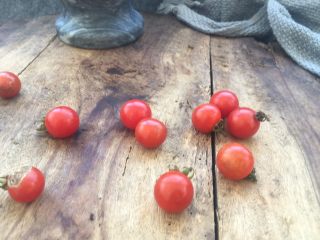 11、柠檬舂鸡脚,冰镇鸡脚的时间准备其他调料，小西红柿清洗干净，云南特有的小西红柿，个头有小指头般大小，味道比大个西红柿好吃。